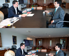 Colagem com duas fotos que mostram o Defensor Público-Geral sentado à mesa de frente com o governador. Os dois conversam e mexem no certificado e na medalha de honra.