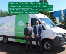 Na imagem tem o defensor público-geral e o coordenador da APE sorrindo para foto, em frente à van branca e verde da DPE-PR.