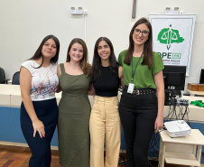 Imagem que mostra a equipe da DPE-PR que atende a população em Jandaia do Sul. São quatro mulheres: a defensora pública Maria Luiza Valverde, a assessora Isabela Caniato e as estagiárias Juliana Morais de Souza e Ana Clara de Carvalho Laurentino. As quatro estão lado a lado, abraçadas e sorriem.