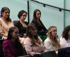 Imagem com foto da abertura do novo curso de defensores públicos e defensoras públicas do Paraná.