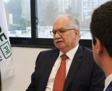 Imagem com a foto do Ministro Fachin sentado à mesa com personalidades representantes das catergorias da Defensoria.