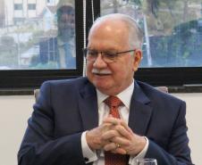 Imagem com a foto do Ministro Fachin. Ele está sentado em frente a uma janela.