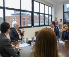 Imagem com a foto do Ministro Fachin sentado à mesa com personalidades representantes das catergorias da Defensoria.