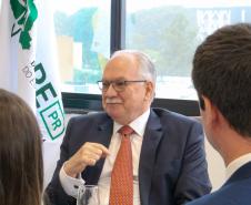 Imagem com foto do Ministro Fachin sentado à mesa junto de membros da isntituição