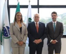 Imagem com a foto do Ministro Fachin junto do Defensor Público-Geral, André e da defensora Olenka