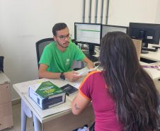 Imagem contendo assessor(a) atendendo usuário(a) no mutirão Defensoria com Elas.