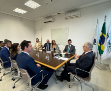 Imagem com a foto do Ministro Fachin sentado à mesa com personalidades representantes das catergorias da Defensoria.