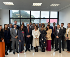 Imagem com a foto de diversos representantes da Defensoria e seus setores juntos do Ministro Fachin