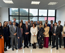 Imagem com a foto de diversos representantes da Defensoria e seus setores juntos do Ministro Fachin