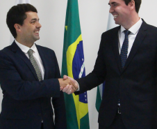 Imagem com foto dos defensores públicos do Paraná André Ribeiro Giamberardino e Matheus Munhoz.