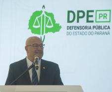 Imagem com foto da cerimônia de posse do defensor público-geral do Paraná.
