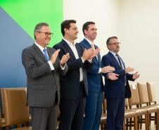 Imagem feita na posse do defensor público-geral Matheus Munhoz. Além dele, estão na fotografia o governador do Paraná, Ratinho Junior, o presidente do Tribunal de Justiça do Paraná, Luiz Fernando Tomasi Keppen, e o procurador-geral do Estado do Paraná, Luciano Borges. 