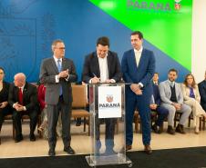 Momento em que o governador do Paraná Ratinhos Junior assina o termo de posse do novo defensor público-geral Matheus Munhoz.