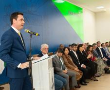 Imagem do novo defensor público-geral Matheus Munhoz durante seu discurso de posse no Palácio Iguaçu.