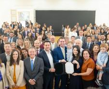 Imagem com foto da cerimônia de posse do novo defensor público-geral do Paraná.