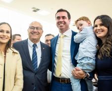 Imagem com foto de defensores(as) públicos(as) e servidores(as) da DPE-PR.