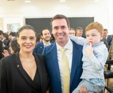 Imagem com foto de defensores(as) públicos(as) e servidores(as) da DPE-PR.
