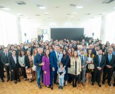Imagem com foto de defensores(as) públicos(as) e servidores(as) da DPE-PR.