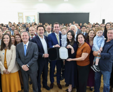 Imagem com foto de defensores(as) públicos(as) e servidores(as) da DPE-PR.