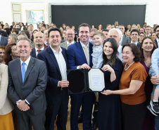 Imagem com foto de defensores(as) públicos(as) e servidores(as) da DPE-PR.