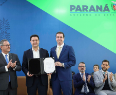 Imagem com foto de defensores(as) públicos(as) e servidores(as) da DPE-PR.