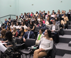 Imagem com uma foto da plateia do evento.