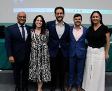 Imagem com uma foto dos autores da prática exitosa vencedora, Mariana Nunes e Antonio Vitor Barbosa de Almeida. Junto deles estão o diretor da Escola da Defensoria, Leônio Araujo e o Presidente da Assossiação dos Defensores, Erick Le Pallazi.