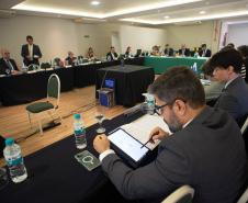 Foto mostrando o ambiente da reunião, de costas checando documentos, está o Subcorregador do estado do Sergipe, Luciano Gomes de Mello.
