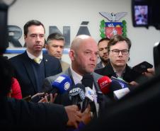 Imagem do secretário de Segurança Pública, Hudson Leôncio Teixeira, cedendo entrevista para diversos jornalistas.