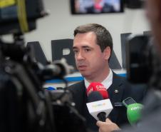 Imagem do Defensor Público-Geral, Matheus Munhoz cedendo entrevista para diversar emissoras de televisão.