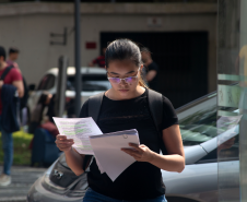 Imagem com foto da 2ª fase do V Concurso para defensor(a) público(a) do Paraná.