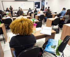 Imagem com foto da 2ª fase do V Concurso para defensor(a) público(a) do Paraná.