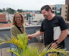 Imagem horizontal colorida em que se vê um casal que formalizou o divórcio no Mutirão em Pinhais. 