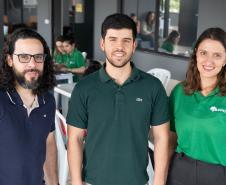 Imagem colorida em que se vê os Defensores posando para foto durante Mutirão em Pinhais.   