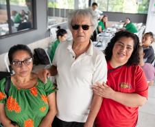Família que fez o reconhecimento de paternidade durante o Mutirão em Pinhais.   