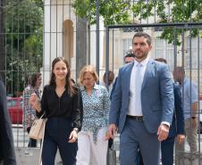 Imagem colorida horizontal em que se vê Defensores Públicos chegando para a inauguração. 