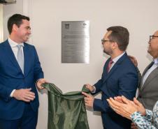 Imagem horizontal colorida em que se vê o descerramento da placa do novo Posto de Atendimento da DPE-PR na Câmara Municipal de Curitiba. 