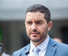 Imagem horizontal colorida em que se vê o Defensor Rafael Matos Souto responsável pelo Posto de Atendimento da Câmara Municipal de Curitiba.   
