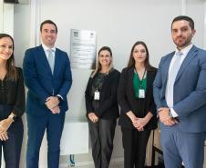 Imagem horizontal colorida em que se vê a equipe do novo Posto de Atendimento da DPE-PR na Câmara Municipal. 