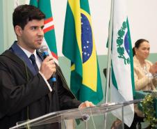 Imagem horizontal colorida em que se vê o novo Defensor Público prestando juramento. 
