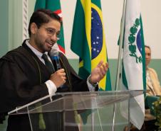 Imagem horizontal colorida em que se vê novo Defensor Público fazendo seu discurso de agradecimento durante a posse.  