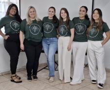 Imagem que mostra a equipe da DPE-PR em Cianorte que participou da ação Defensoria com elas. São seis mulheres, elas estão em pé e sorriem.
