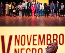 Duas fotos coloridas sobre postas. Na de cima se vê as autoridades posando ao fim do evento e na debaixo uma mulher negra discursando.