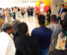 imagem ampla e aberta com diversas pessoas durante a cerimônia de inauguração