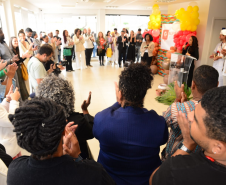 imagem ampla e aberta com diversas pessoas durante a cerimônia de inauguração