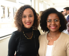imagem de duas mulheres negras sorrindo durante o evento de lançamento do NUPIER