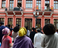 imagem ampla e aberta com diversas pessoas durante a cerimônia de inauguração