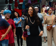 imagem ampla e aberta com diversas pessoas durante a cerimônia de inauguração
