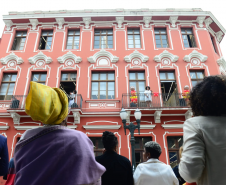 imagem ampla e aberta com diversas pessoas durante a cerimônia de inauguração