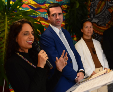imagem com a coordenadora do Nupier, Camille, com a palavra durante a cerimônia